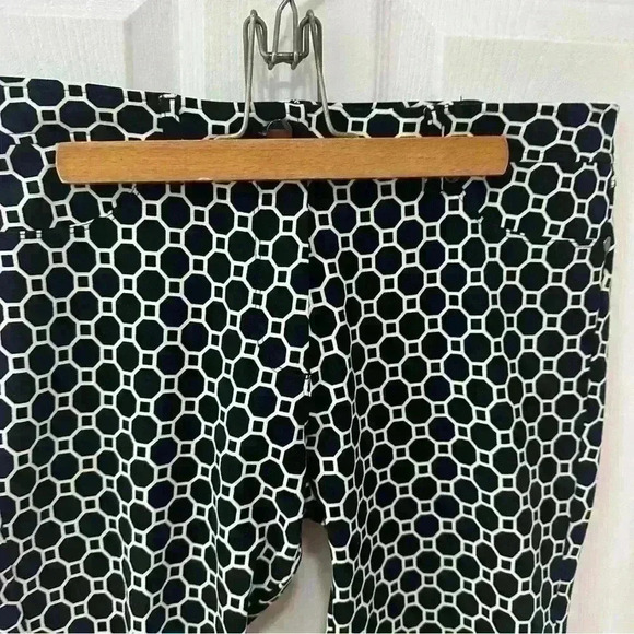 J McLaughlin Black & White Hexagon Patterned Ladies Pants size 8 Casual Slacks - Picture 3 of 8